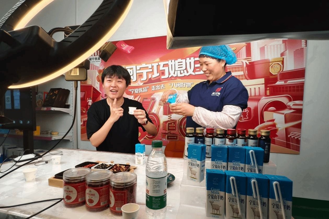知行中华 | 在车间、在直播间,她们找回了自己的名字