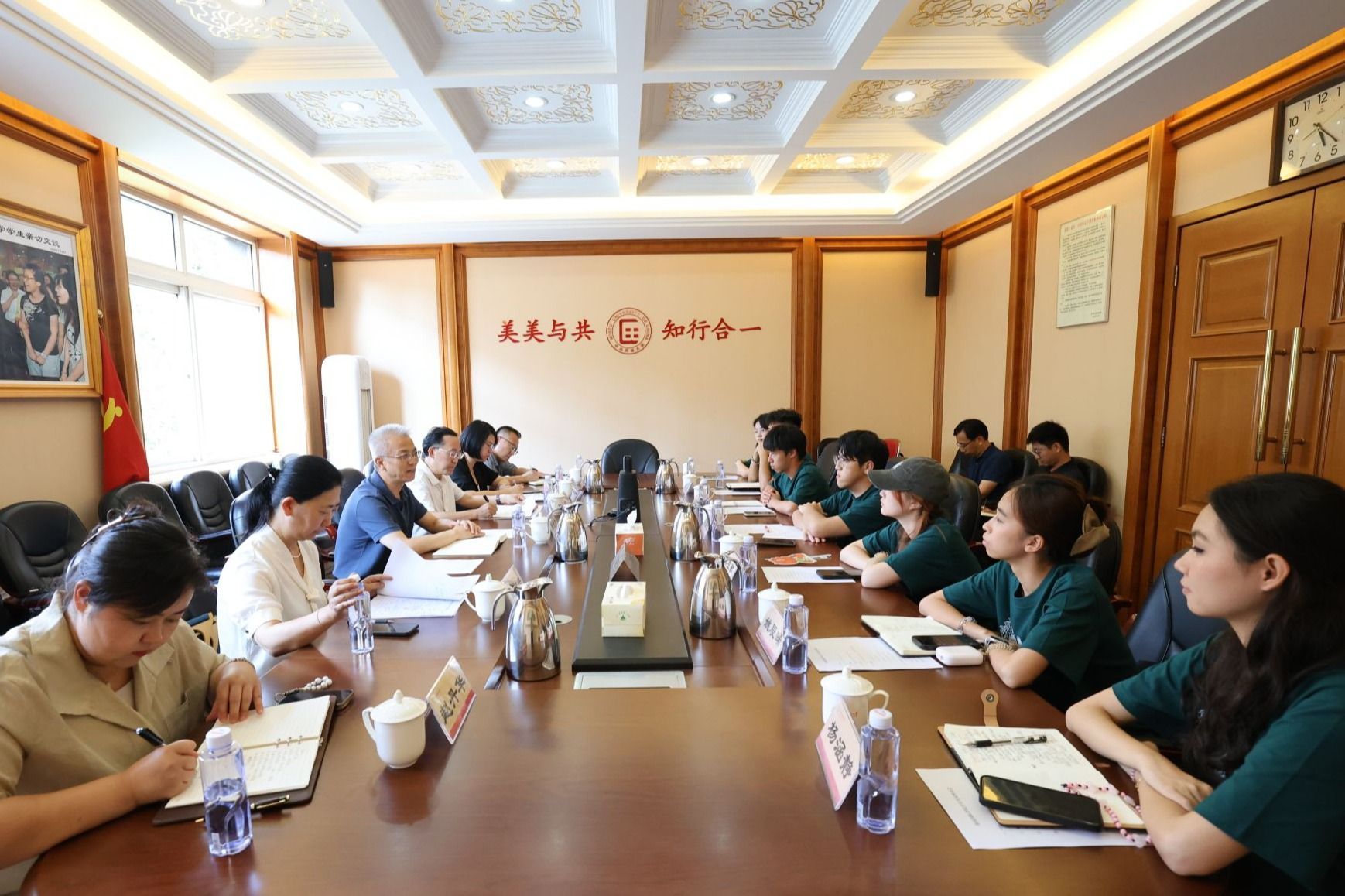 校领导与海南校区学生代表座谈