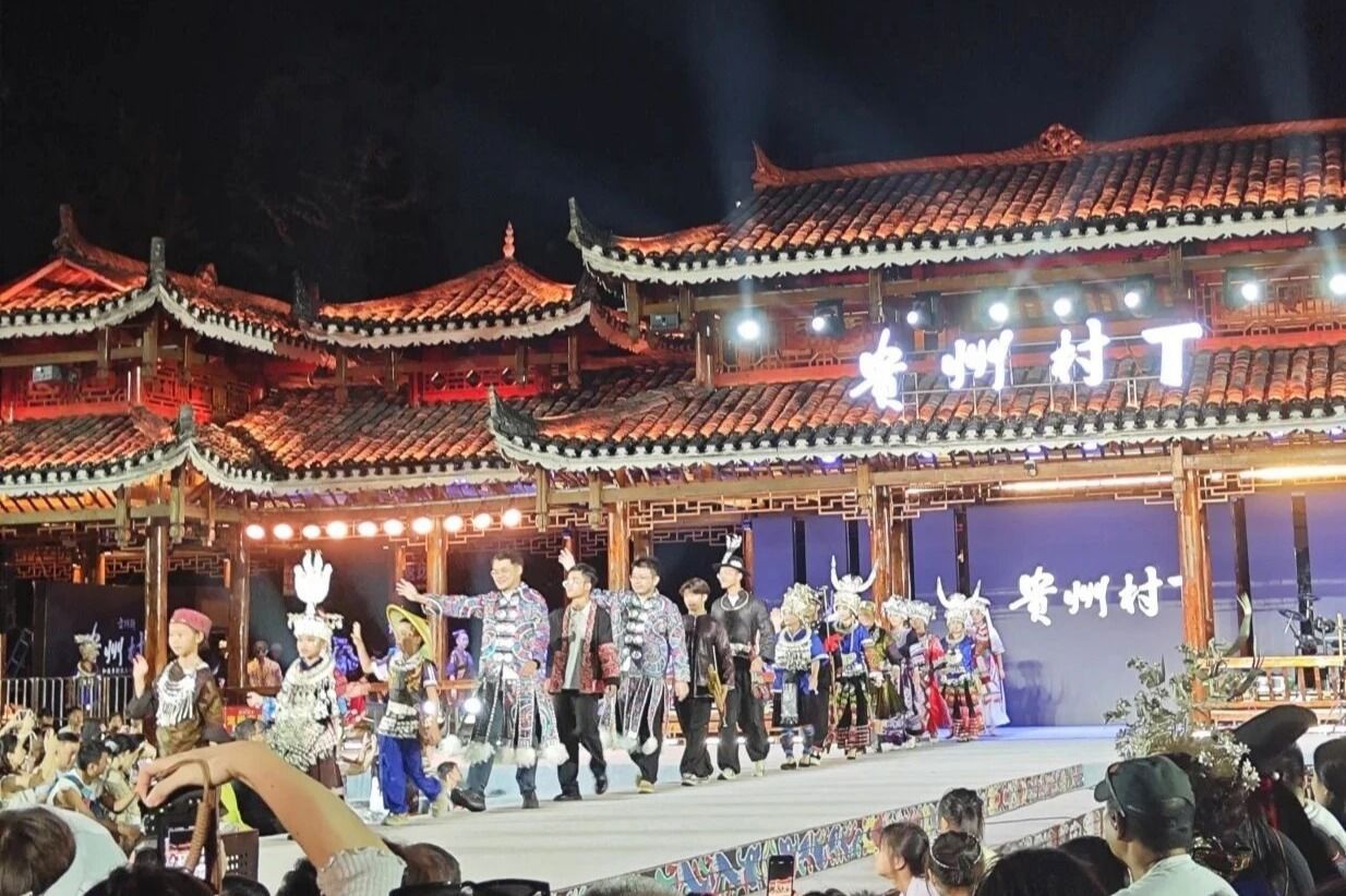 “民族团结边疆行”普法宣讲实践团 | 从T台到车间:走着讲与跑着学的“偶遇”
