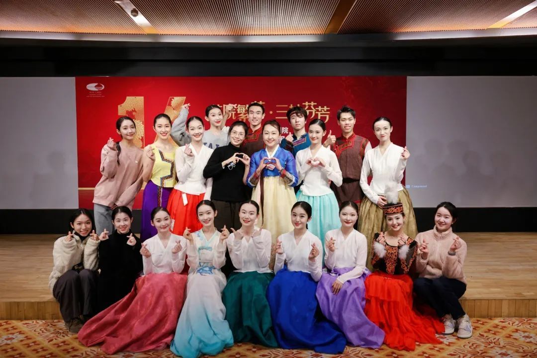 舞蹈学院教师崔月梅在国家大剧院主讲《舞韵华夏——中国民族民间舞蹈》
