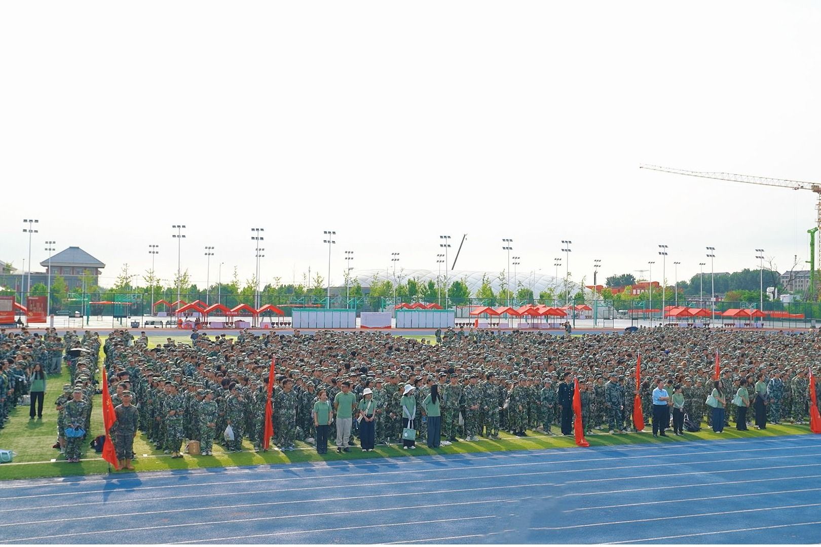 迷彩列阵启新程 青春淬火担使命｜中央民族大学2025级本科生军训开营
