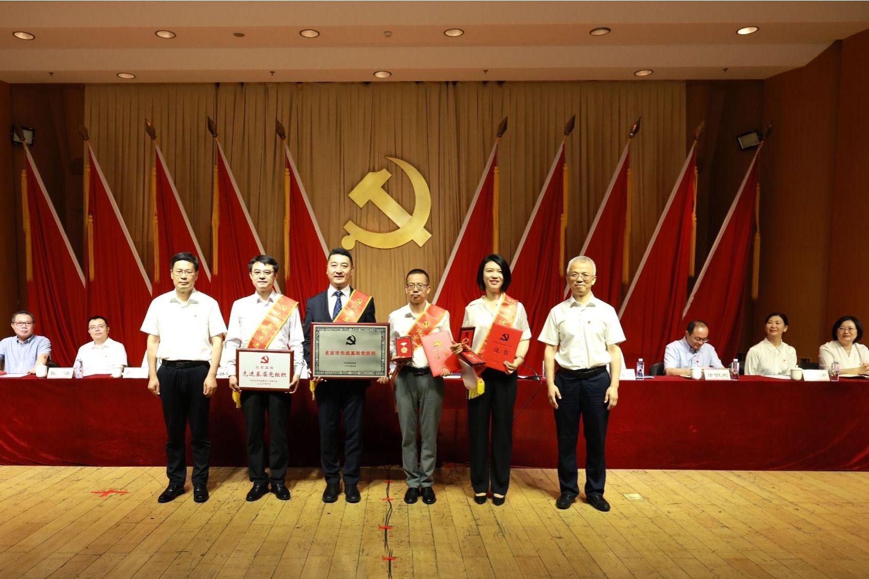 学校召开表彰大会暨党委书记讲专题党课