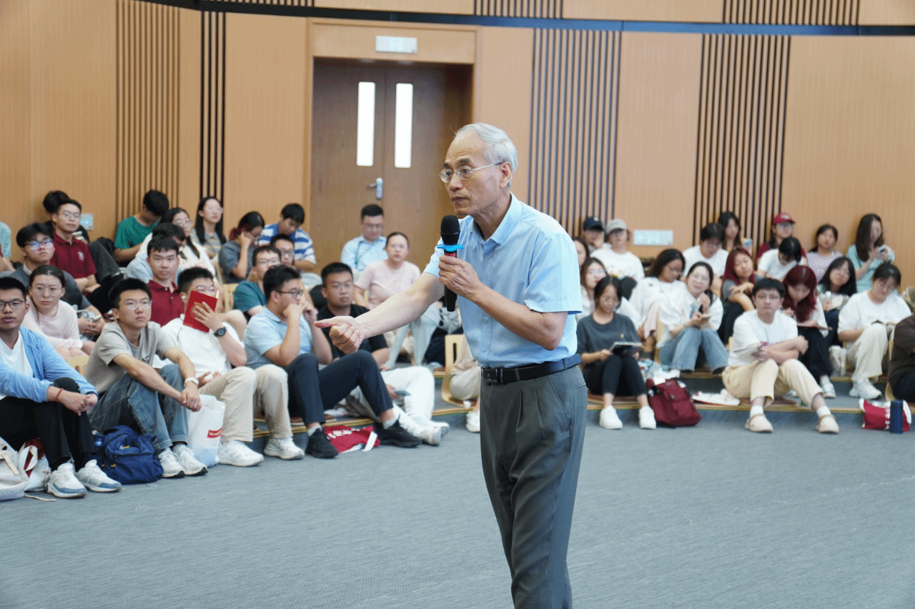 历史文化学院新生“学术第一课”开讲 | 我的教学与学术研究的体会