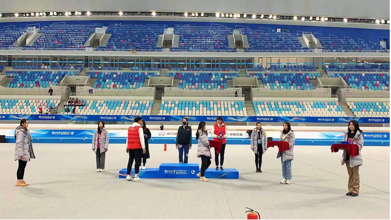 中央民族大学志愿者，在冬奥颁奖广场同享荣耀时刻