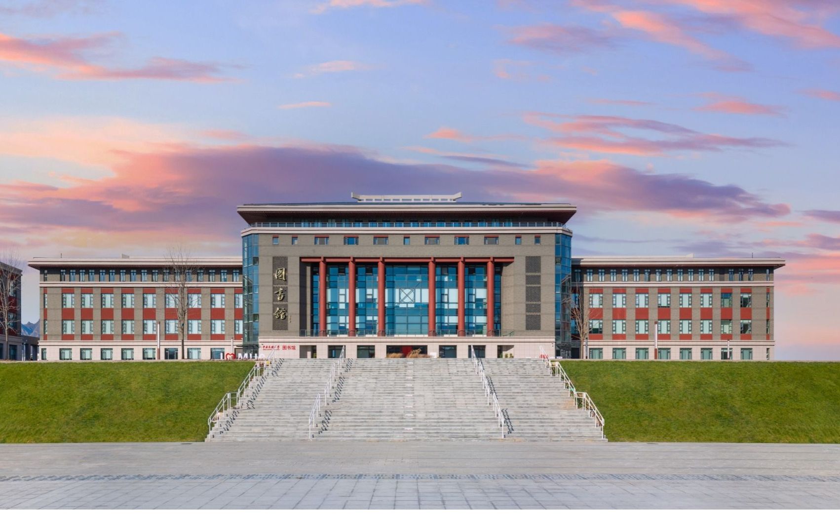 中国藏学研究中心副总干事扎洛一行调研中央民族大学图书馆