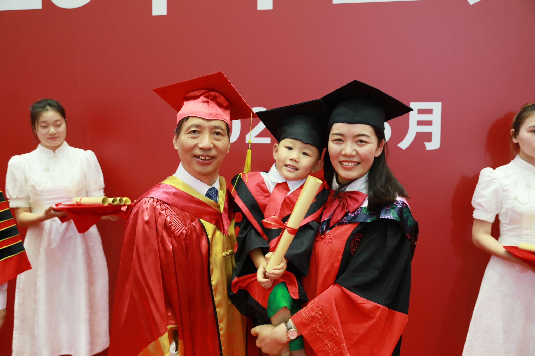 向阳而立无限生机挥别过去欣然向前中央民族大学隆重举行2023年毕业
