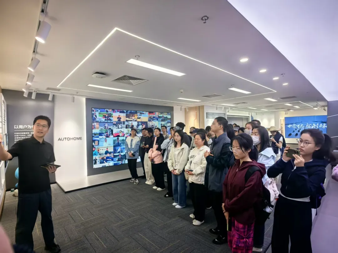走出小课堂，融入大时代 | 文学院开展“民大学子西区行”活动